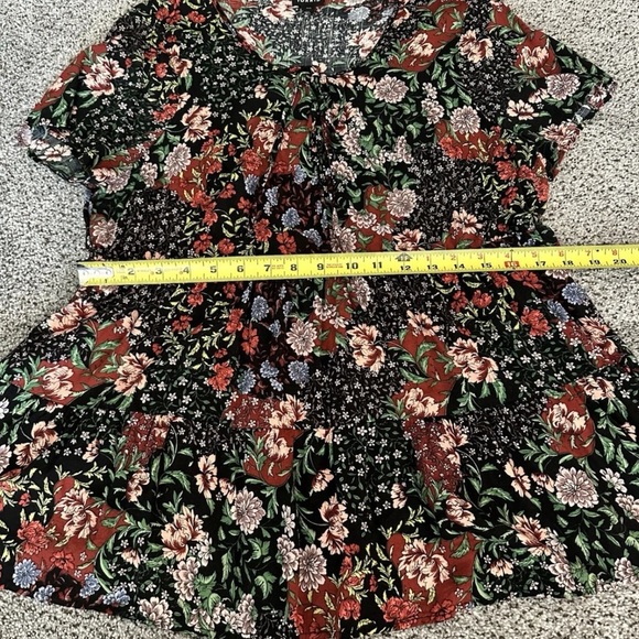 TORRID 00 0X XL Red Pink Floral Challis Empire Top R $46 - Picture 8 of 10